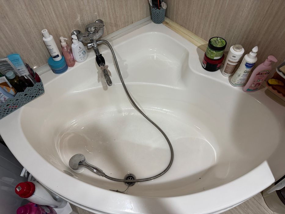 Продаю акриловую угловую ванну