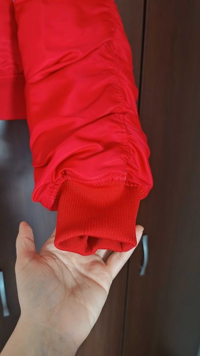 Червено зимно яке