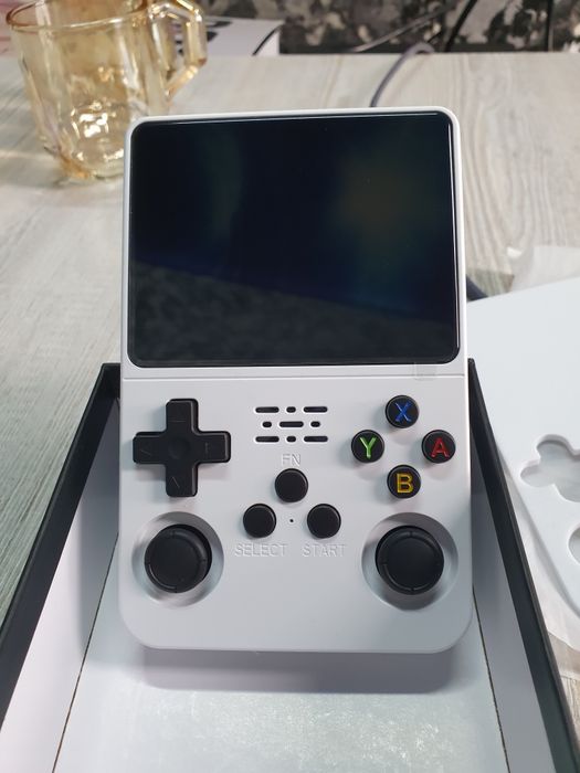 Портативная игровая консоль с 20 000+ игр!