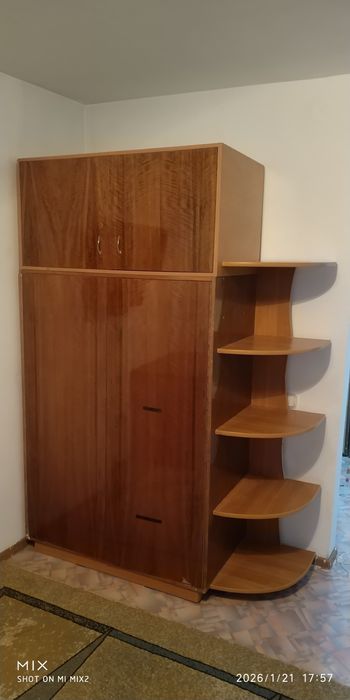 Вместительный шкаф с боковыми полками — угловой, высокий, удобный