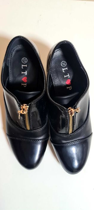 Pantofi cu toc și fermoar