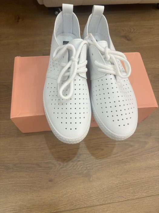 Продам новые белые слипоны (мокасины)