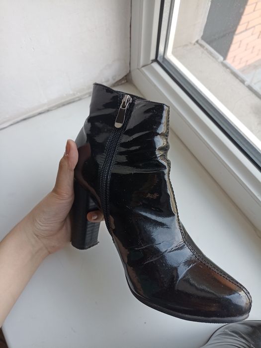 Лакированные ботильоны