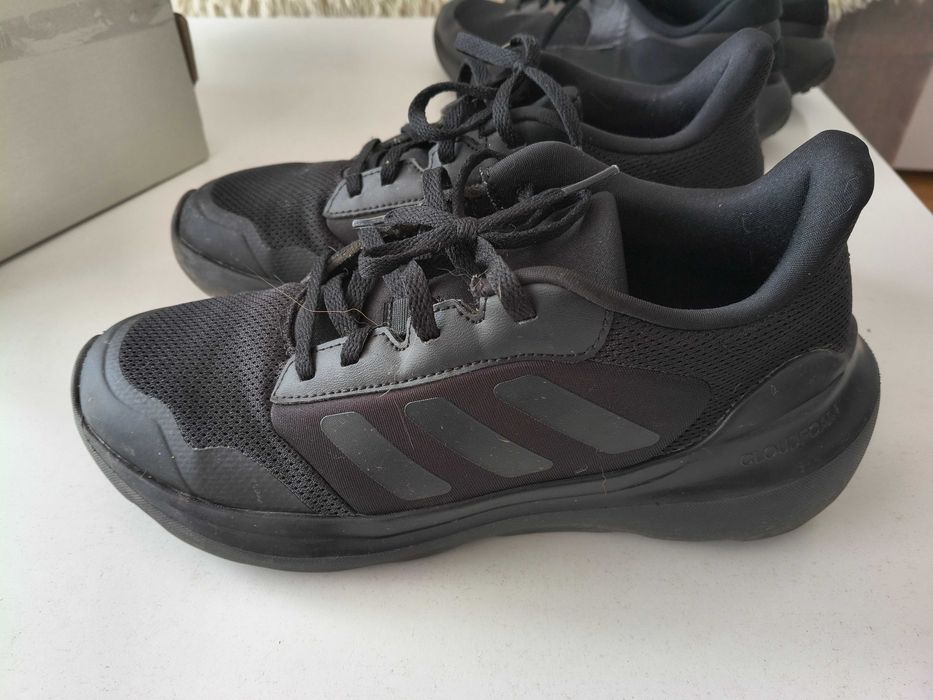 Продавам дамски маратонки Адидас