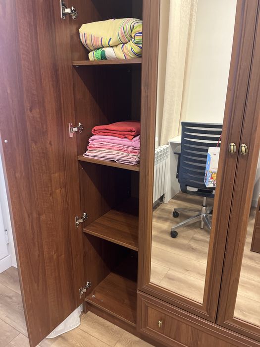 Продам шкаф с зеркалом