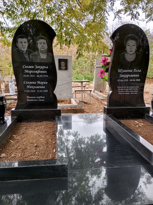 Памятники из чёрного гранита и местный мрамора