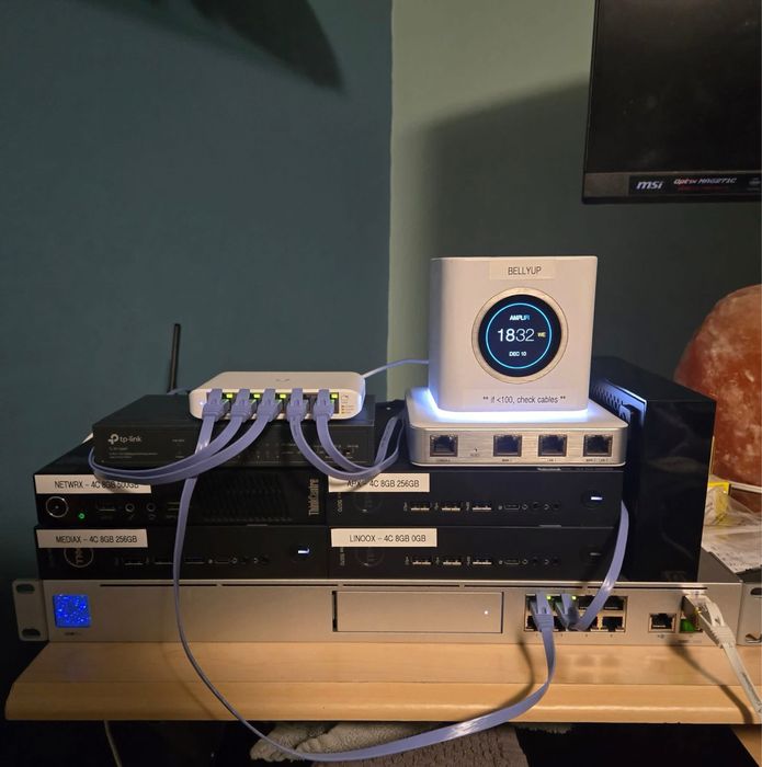 Установка видеонаблюдения и дамафон  Установка сервера и сеты