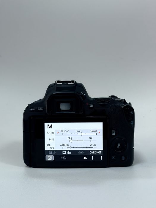 Фотокамера Canon EOS 200d