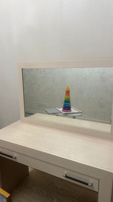 Продам дамский столик