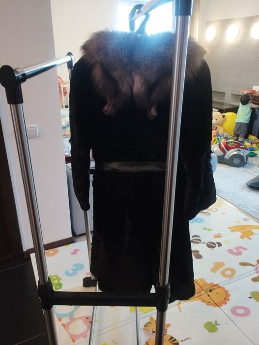 Продается шуба с меховым воротником.