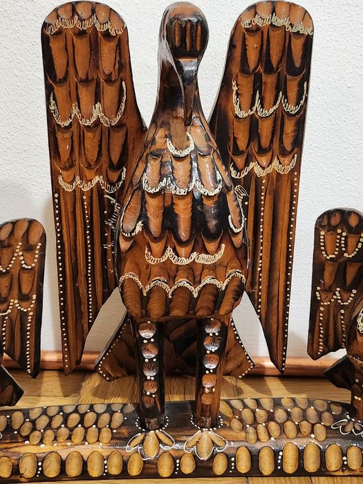 sculptură din lemn, lucrată manual, reprezentând vulturi
