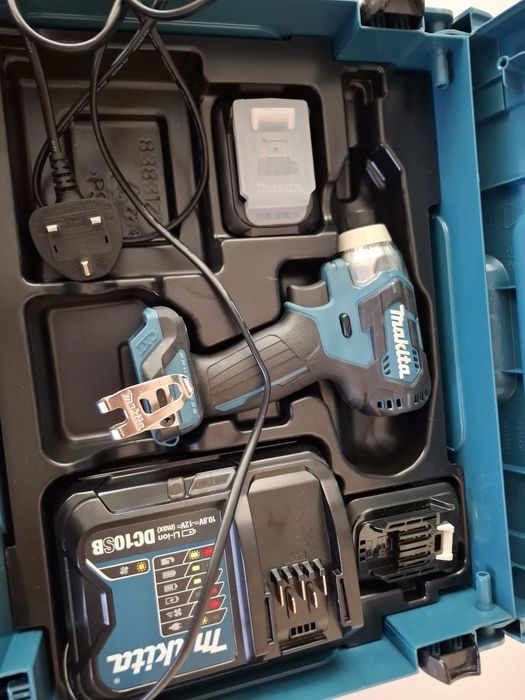 Vând mașină de înșurubat cu impact MAKITA TD111DZ de 12V