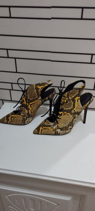 Обувки на ток със змийски принт