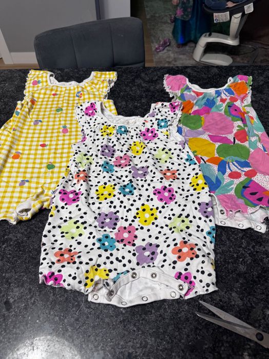 Vând set salopete Next