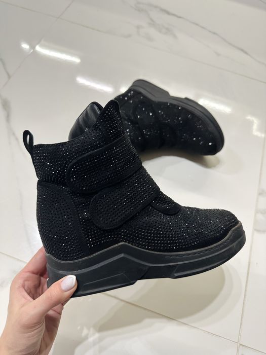Moonstone боти / маратонки на ниска платформа с камъни Zara