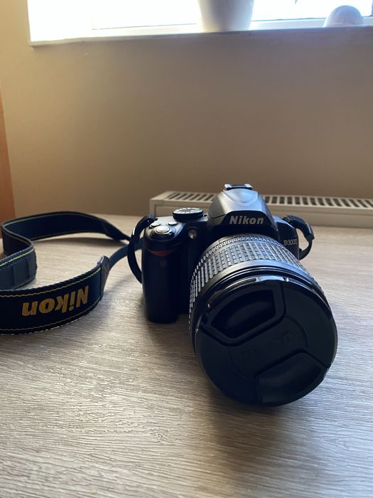Nikon D3000 + obiectiv Nikon 18-105mm VR