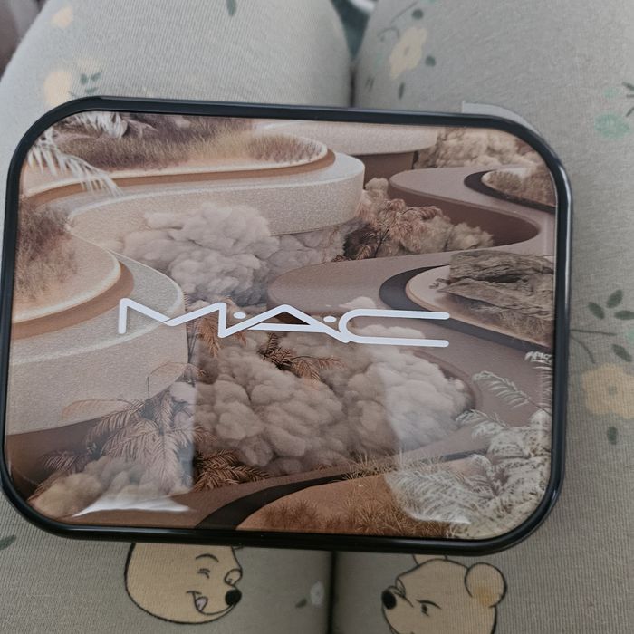 Paleta MAC noua si originala