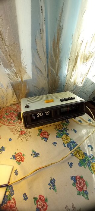 Radio cu ceas flip clock