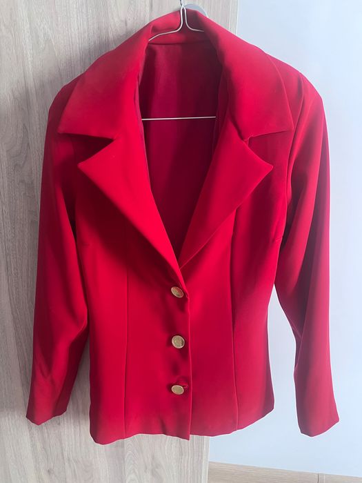 Sacou roșu elegant cu nasturi aurii – damă