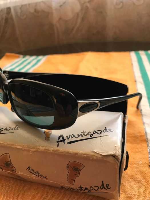 Продава слънчеви очила