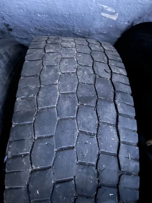 Продавам гуми за камион