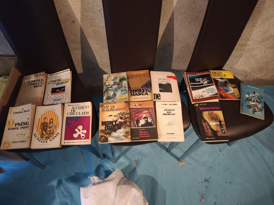 Vând lot de cărți vechi peste 200 bucăți