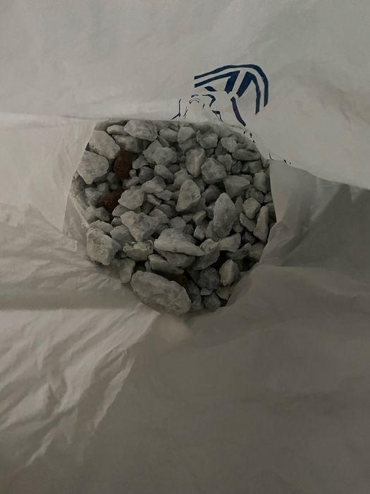 Akvarium akvarum filtr tegiga toshi qoshib beriladi