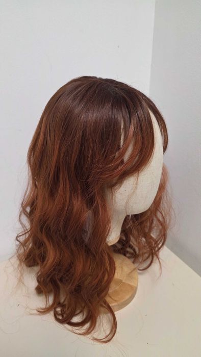 Perucă HAIRCUBE ondulată auburn șaten roșcat, lungime medie, sintetică