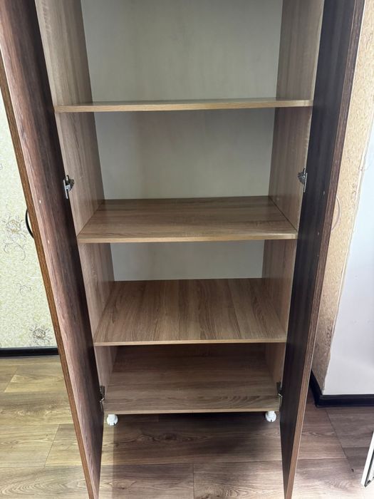 Продам стол и шкаф . Город Семей 50000