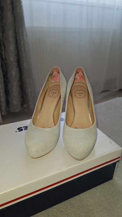 Pantofi cu toc argintii