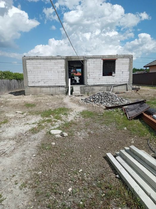 Montaj Acoperisuri – Reparatii acoperisuri – Mansardare – Dulgherie: 

Va punem la dispozitie servicii de montaj acoperisuri, reparatii