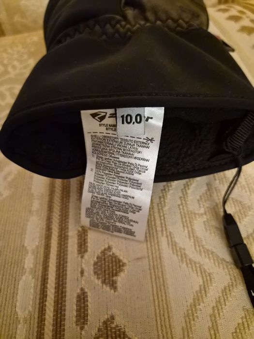 Ски оборудване обувки очила щеки ски