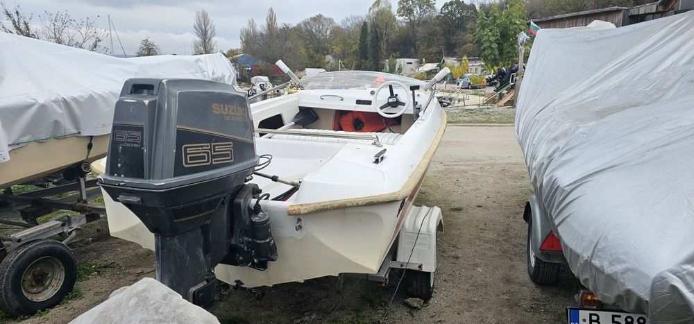 Лодка 4.6м, двутактов двигател