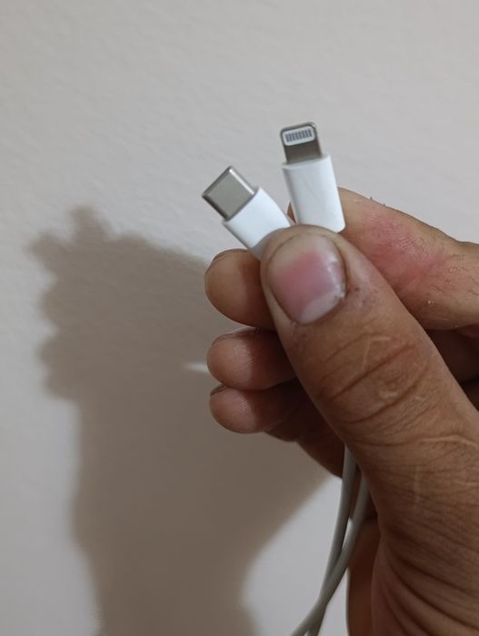 iPhone zaryadning sotiladi