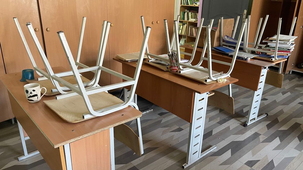 Срочно продаются школьные деревянные парты со стульями