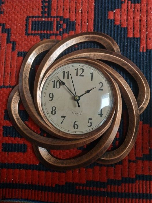 Ceas de perete cu mecanism quartz, vintage,afisaj cu cifre arabe,nou.