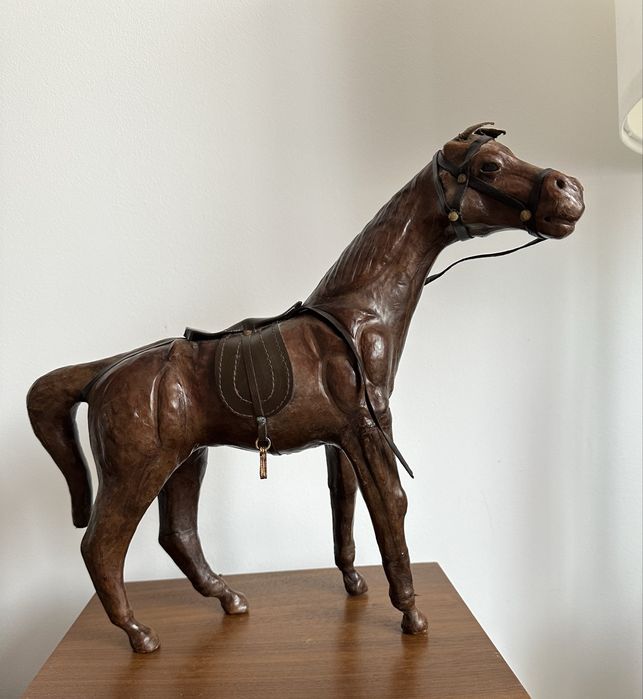 Figurina cal imbracata in piele