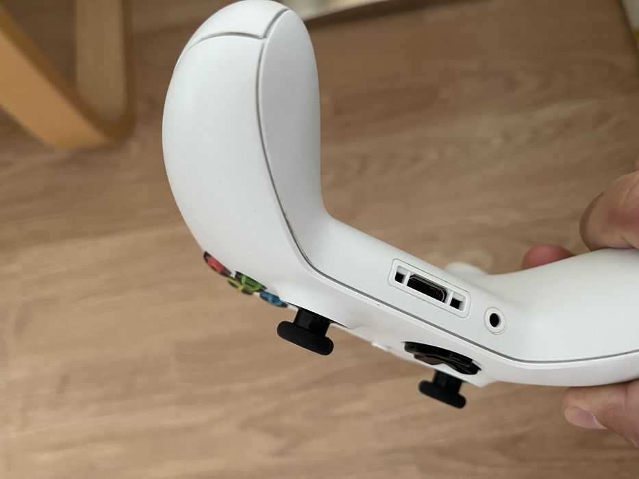 XBOX One S  1 TB + controller original + FC24 si MK X