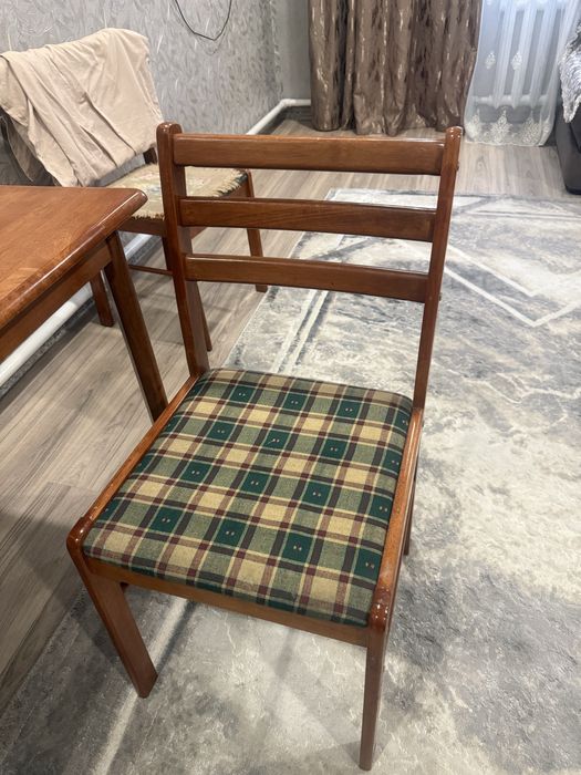 Продам стол + 4 стулья