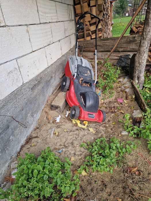 Masina de tuns iarba electrică