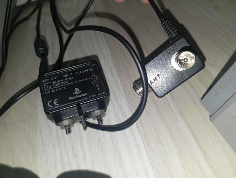 Consola Playstation 1, 2 controlere ca nou