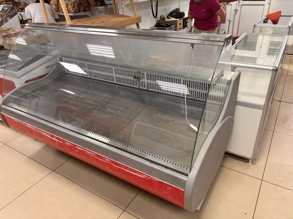 Продам Витринный холодильник и Полки