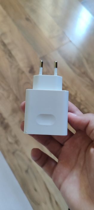 Продам оригинал блок питание 66w от Honor