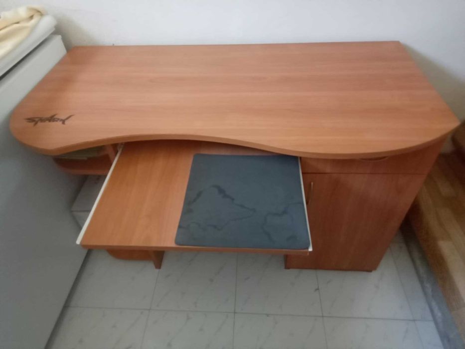 Продава бюро подходящо за работа,геймърски игри, учене