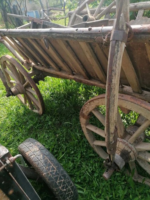 Căruţă veche de 50 de ani