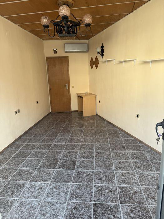 Продавам търговско помещение в идеалния център на град Трявна.