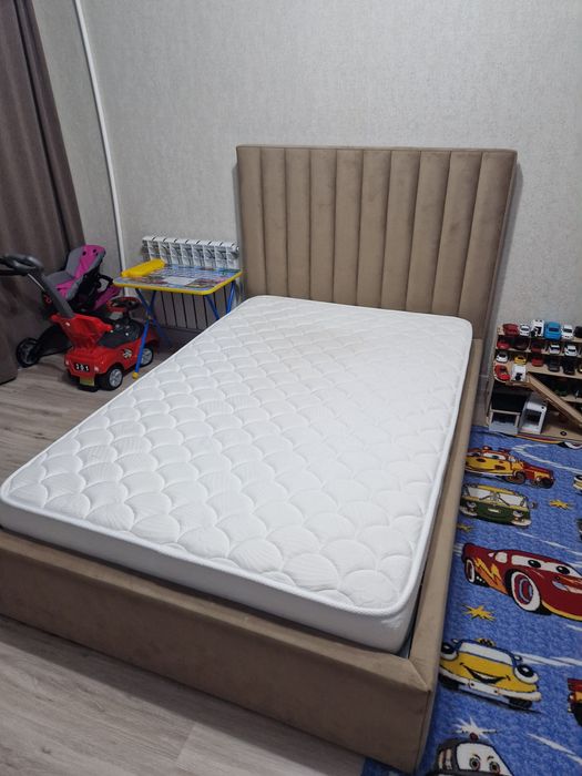 Продам кровать с матрасом