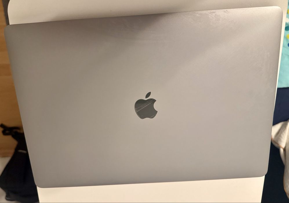 MacBook Pro, 15.4”, 16 GB RAM, video dedicat Radeon 4 GB, SSD 512 GB