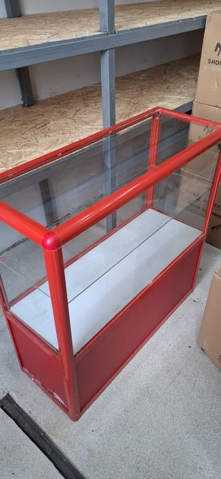 Продаётся витрины, стиляжи полки.