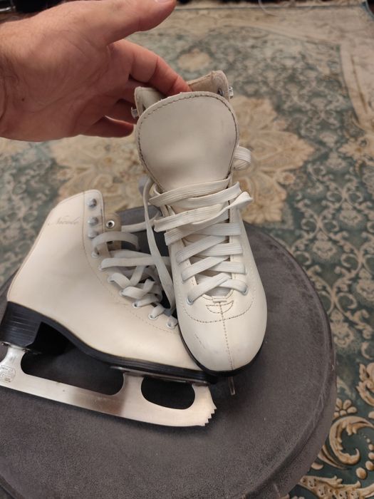 Коньки фигурные, размер 34.